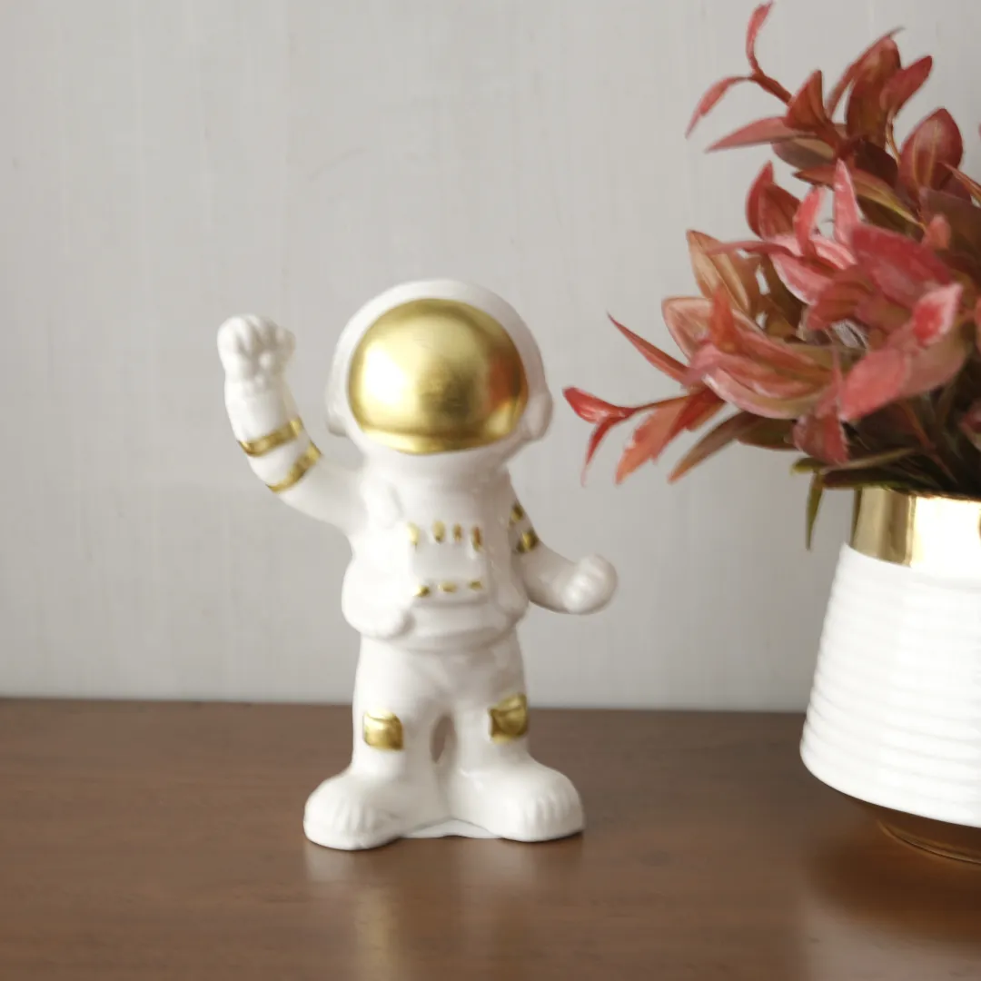 Astronauta Con Mano Arriba Blanco Con Dorado En Ceramica Lafe