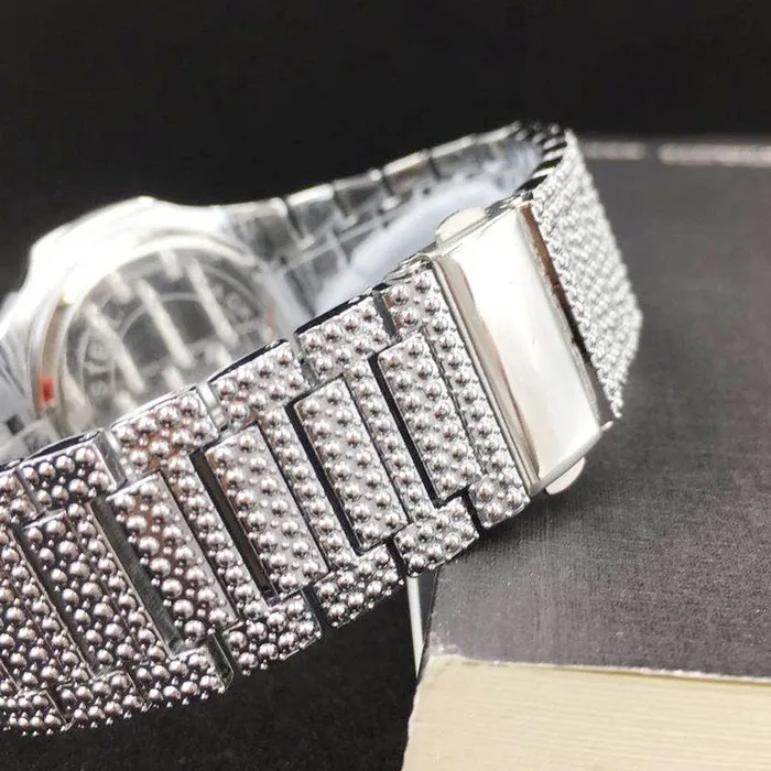 Reloj Para Hombre De Acero Plateado Resistente Al Agua Con Diamantes