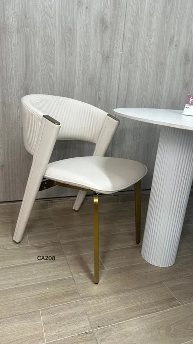 Silla de comedor en policuero beige y patas doradas CA208