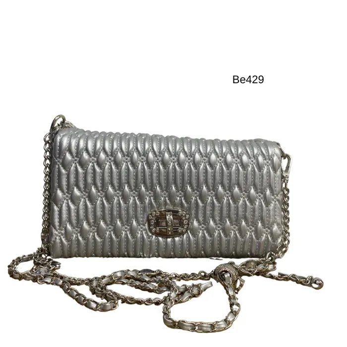 Bolso textura gris aplique plateado BE429