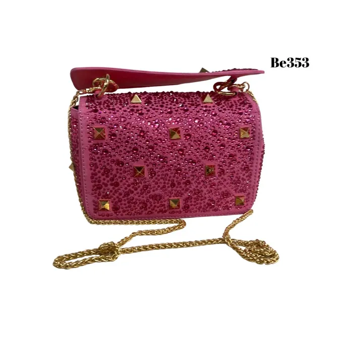 Bolso fucsia apliques brillantes detalles cadena dorada BE353